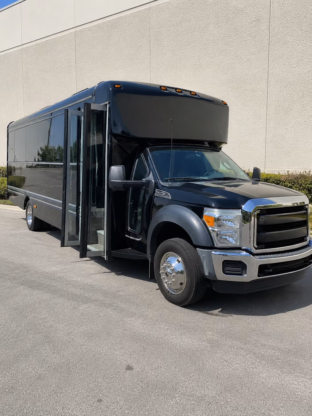 Memphis Winery Tour & Pub Crawl Transportation party bus exterior